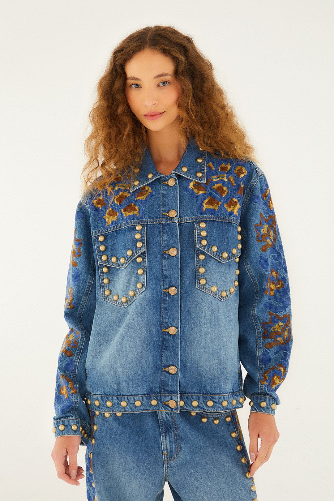 Chaqueta vaquera bordada con detalles metálicos