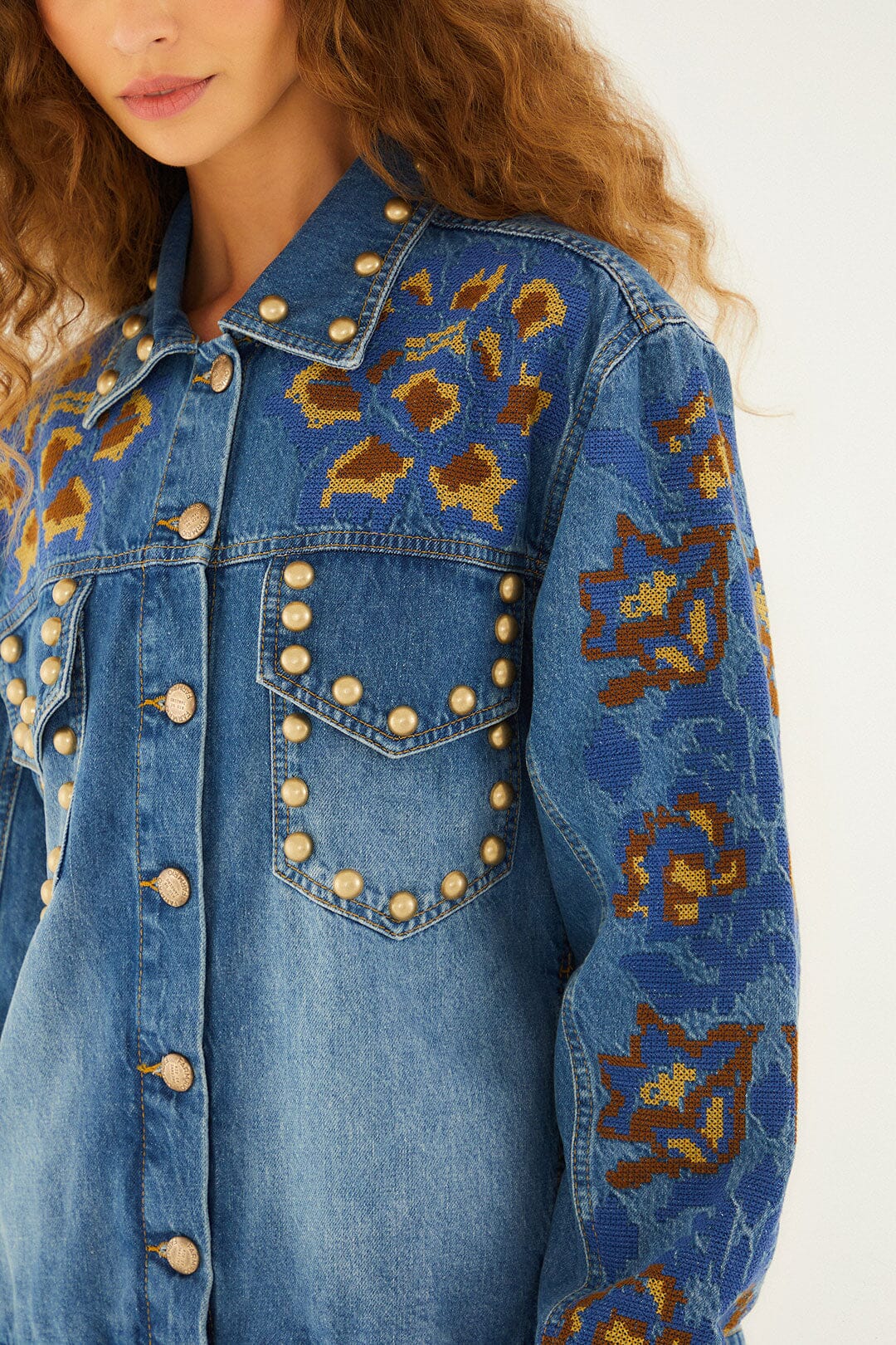 Chaqueta vaquera bordada con detalles metálicos