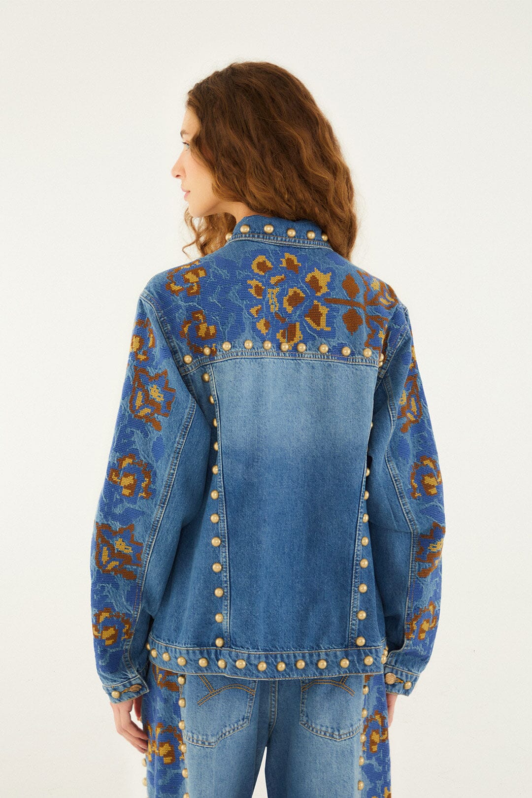 Chaqueta vaquera bordada con detalles metálicos