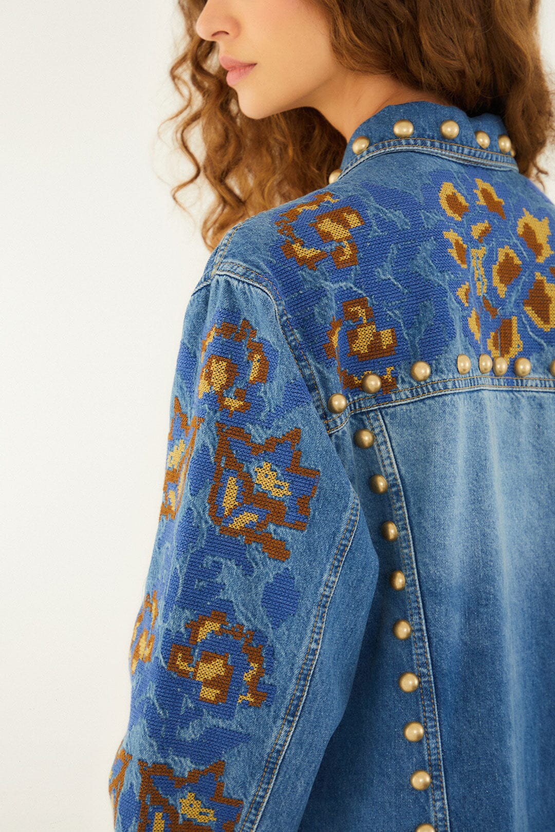Chaqueta vaquera bordada con detalles metálicos