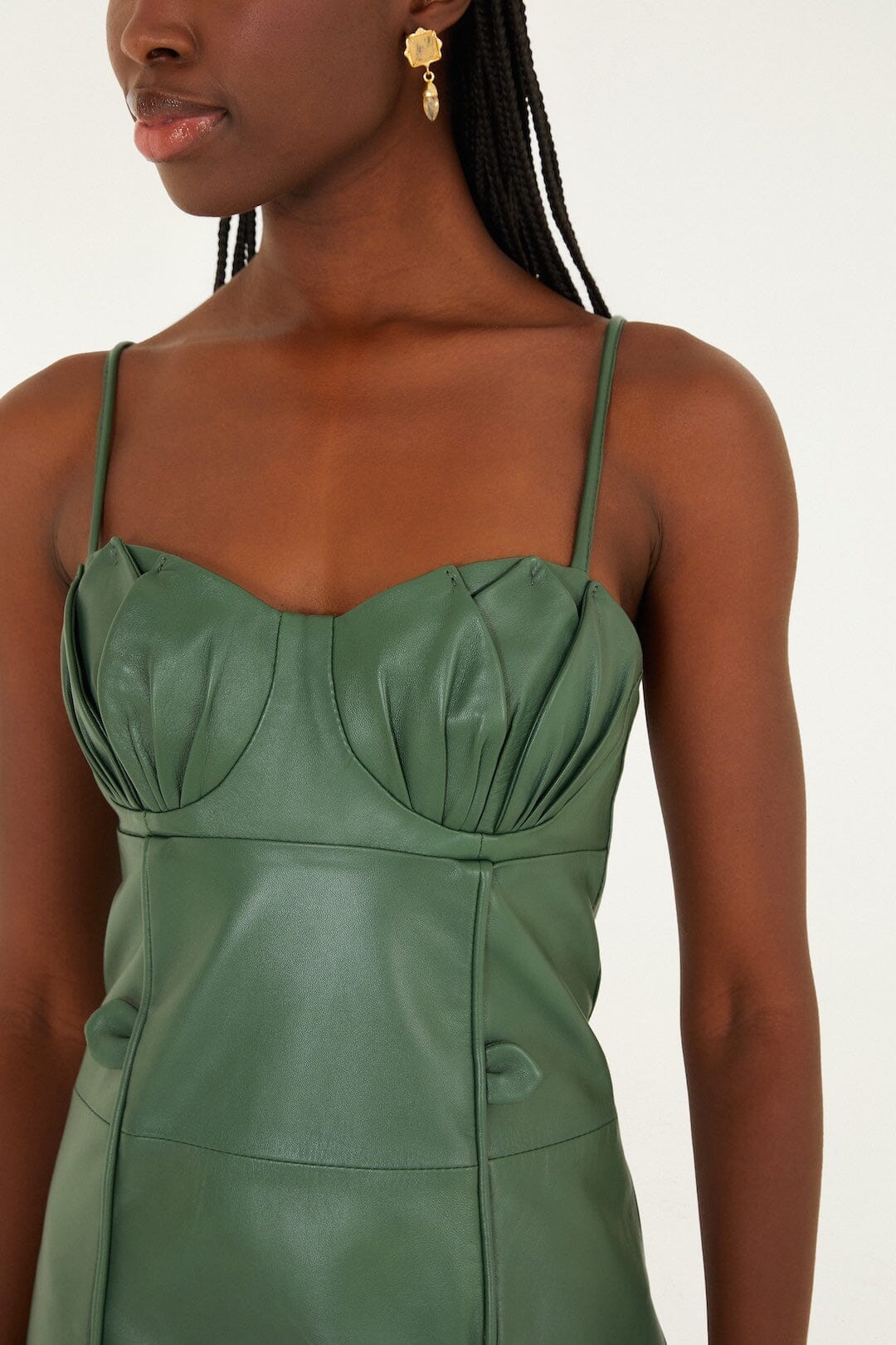 mini vestido de cuero con flores verdes