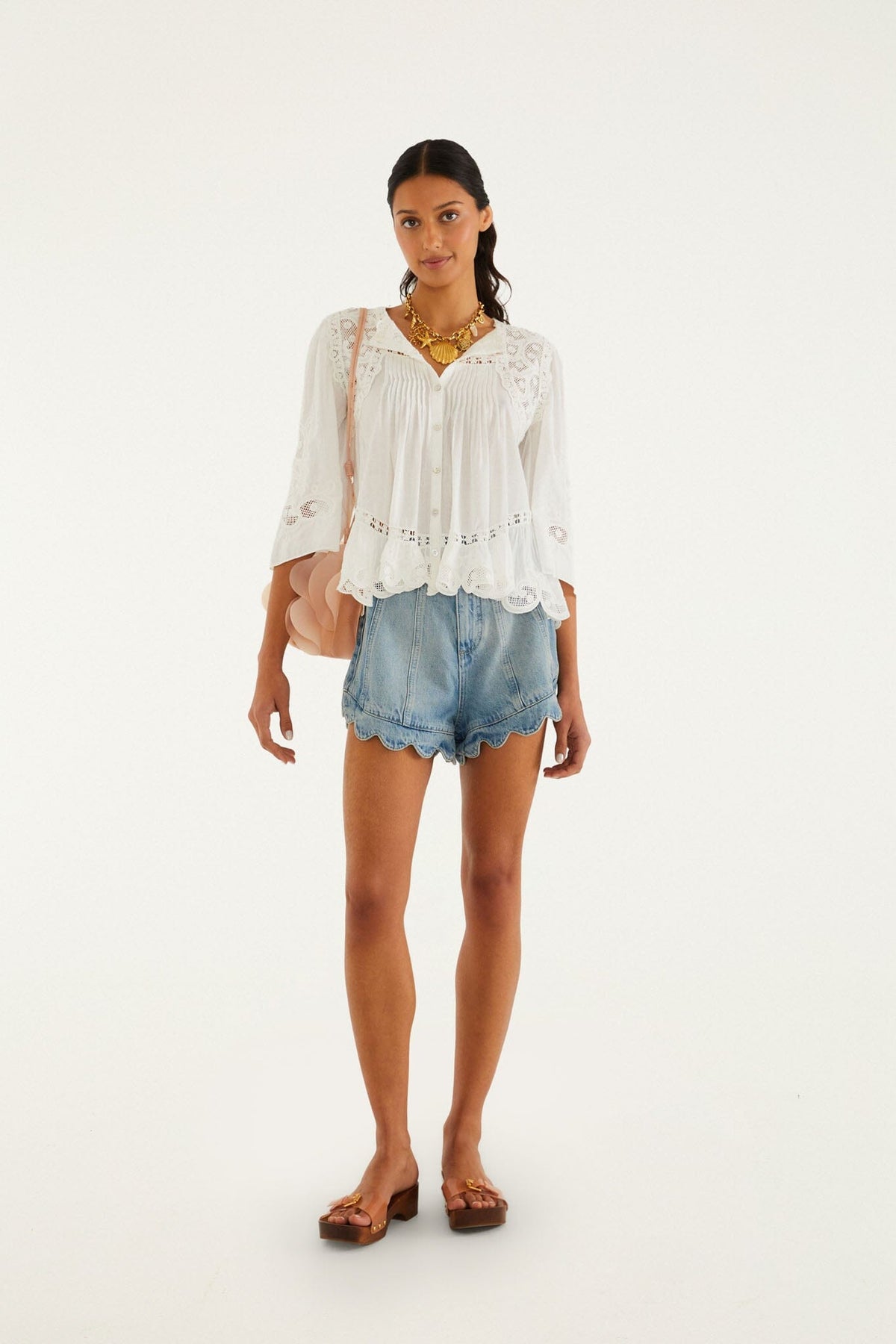 Shorts de Mezclilla Clara Romantic con Ruedo Ondulado