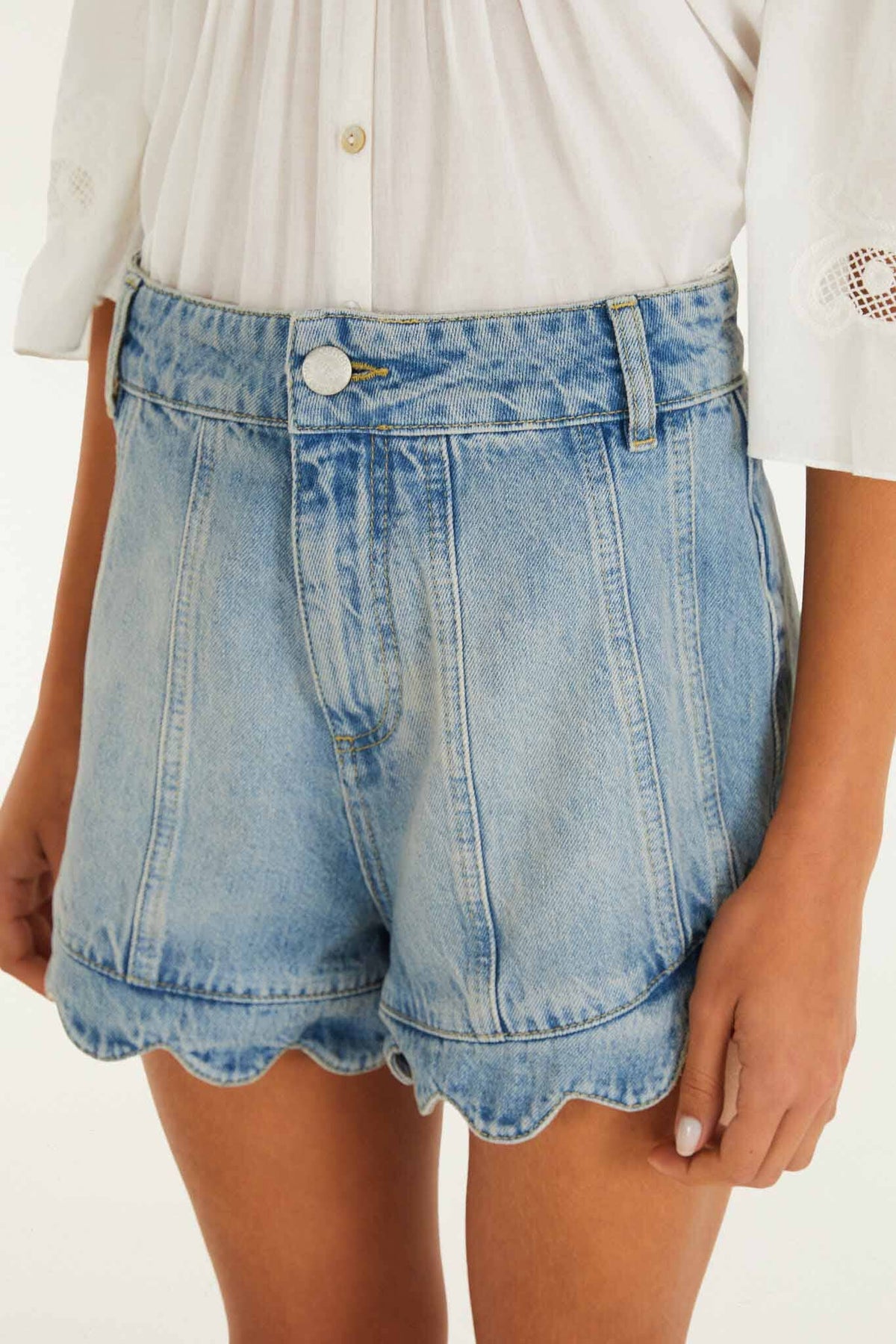 Shorts de Mezclilla Clara Romantic con Ruedo Ondulado
