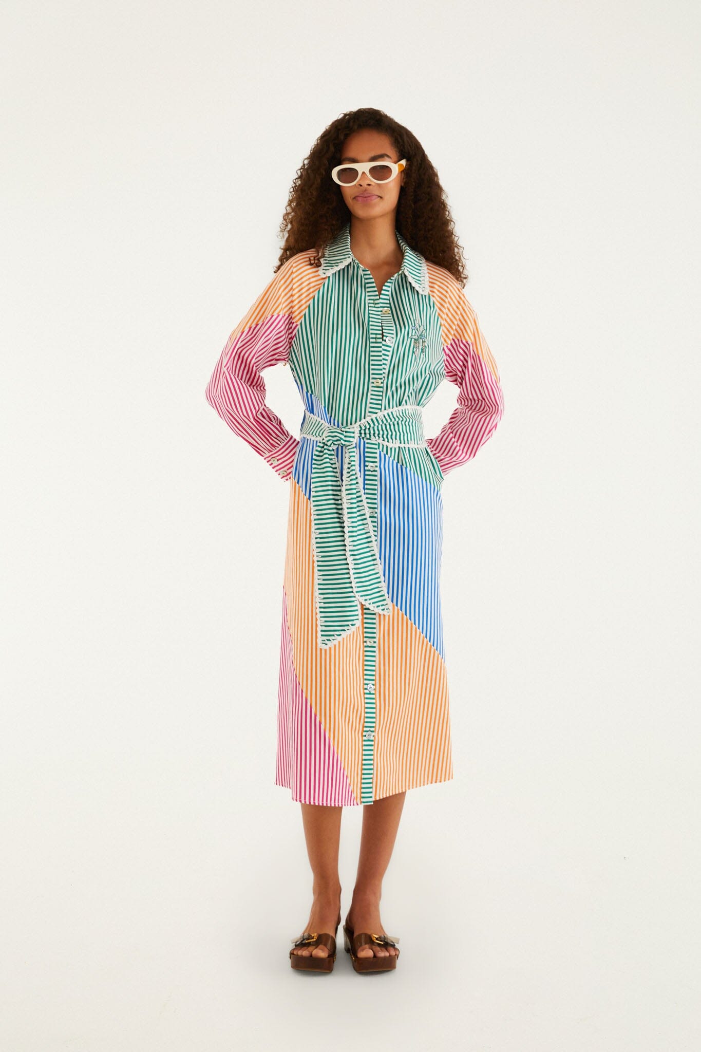 Vestido Midi Multicolor a Rayas Bordado con Cinturón