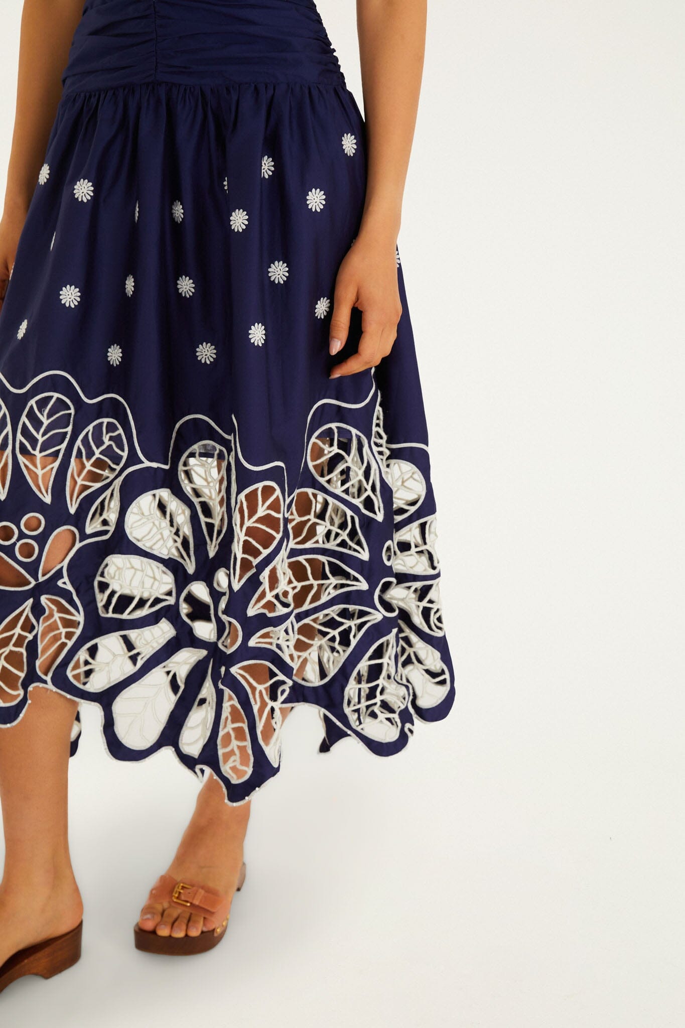 Vestido Midi Azul Marino Bordado Richelieu