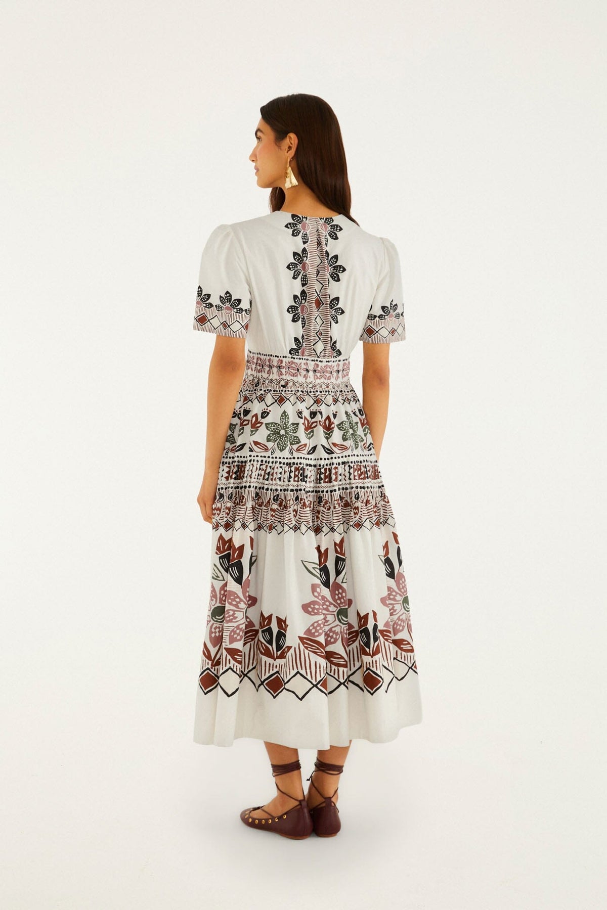 Maxi Vestido Blanco Invierno Ainika Flores Rústicas de Manga Corta
