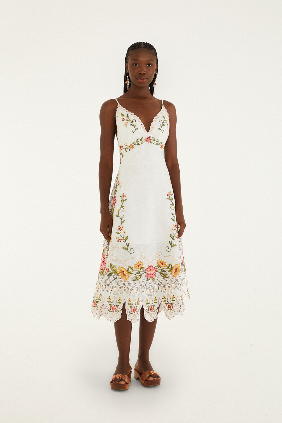 Vestido Midi Blanco Hueso con Bordado de Flores y Bajo Asimétrico
