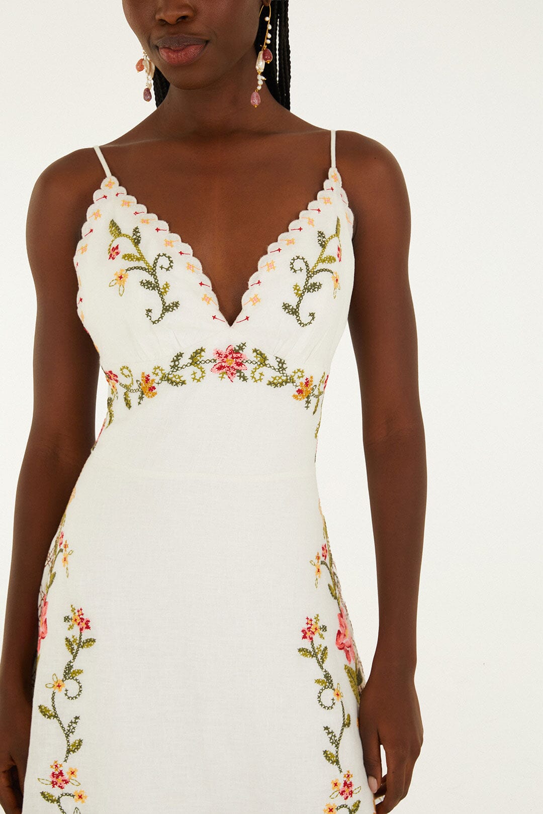 Vestido Midi Blanco Hueso con Bordado de Flores y Bajo Asimétrico