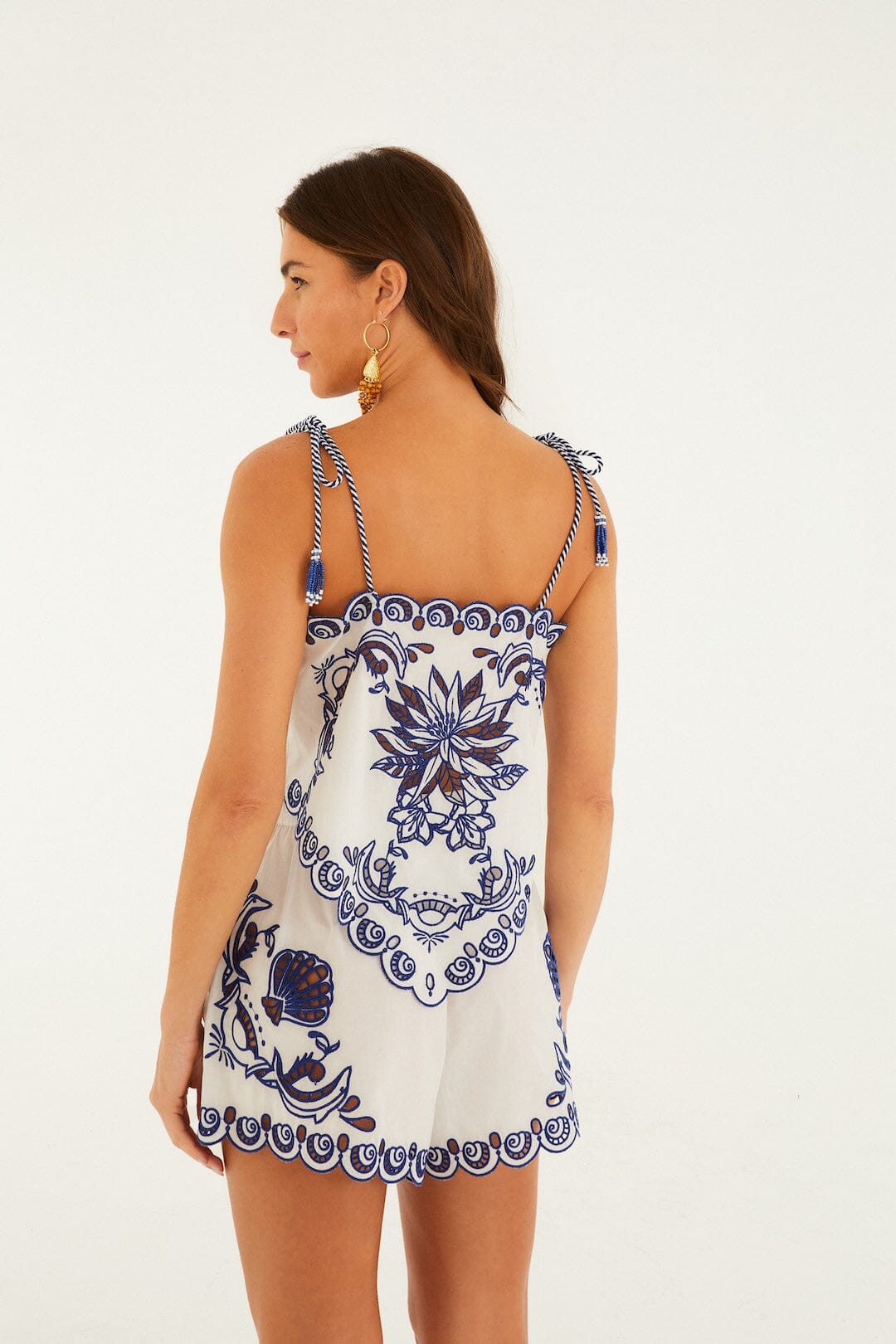 Blusa Richelieu con borlas y azulejos de jardín en blanco roto