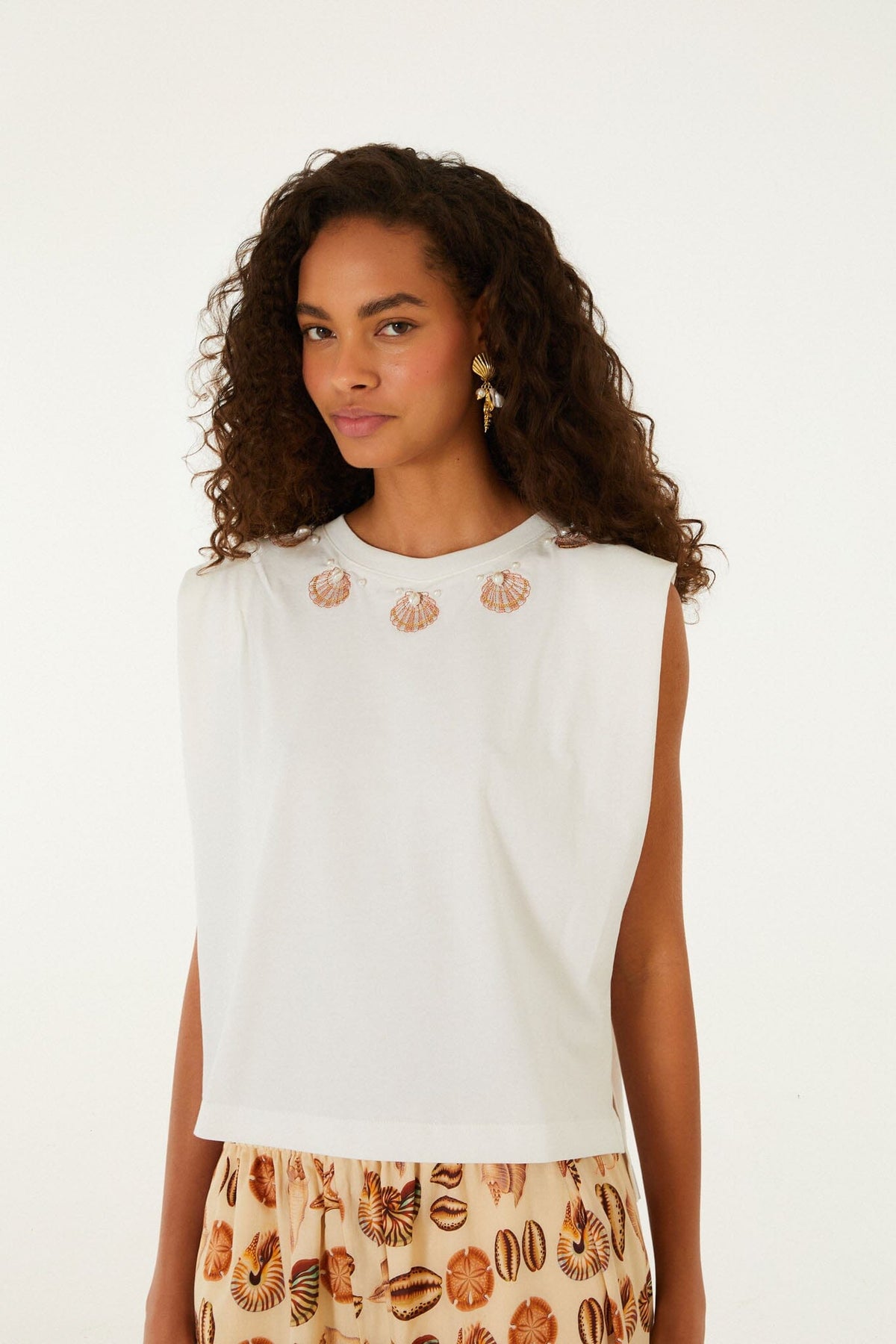 Playera Blanco Hueso con Bordado de Conchas y Hombreras