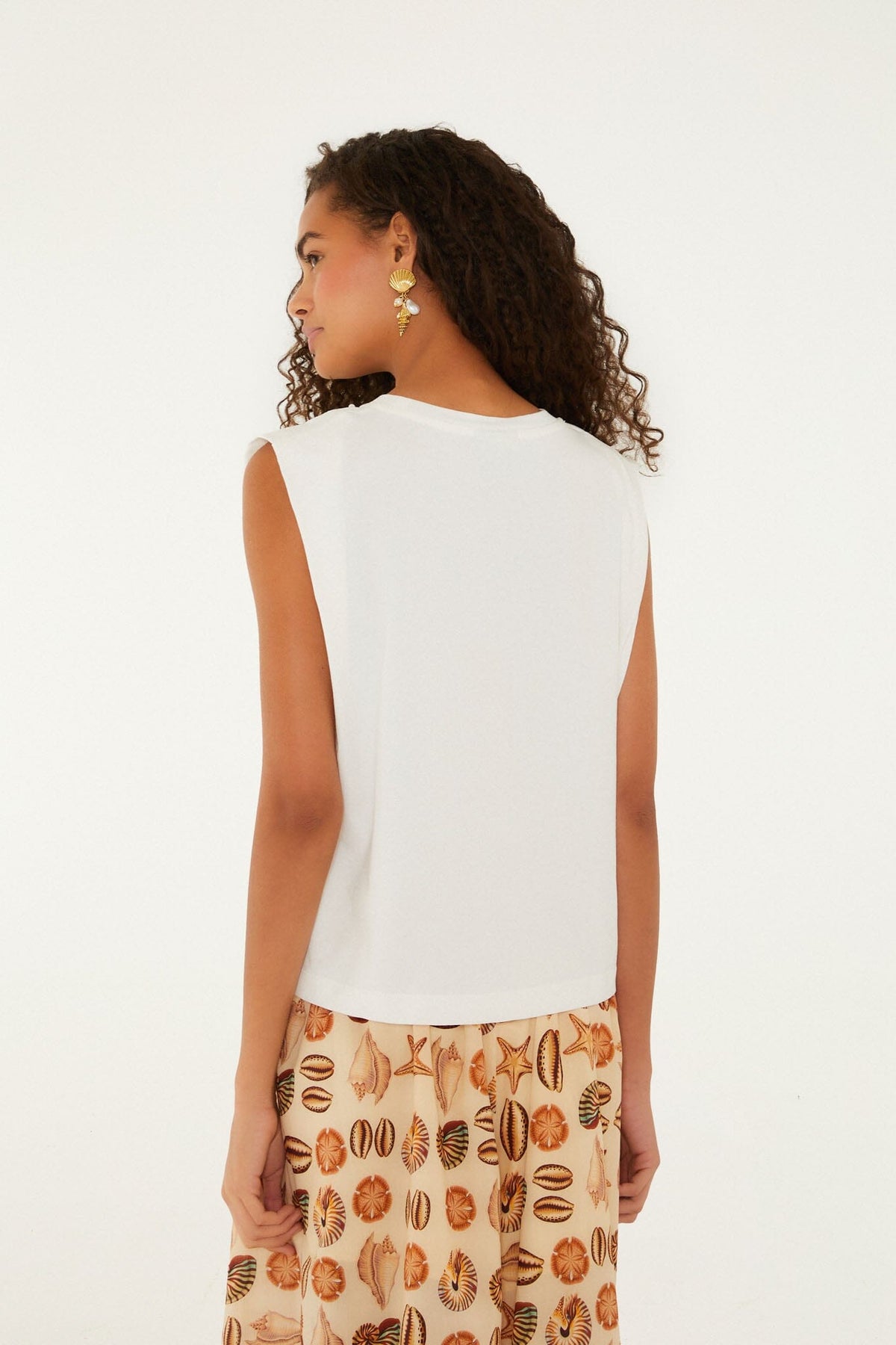 Playera Blanco Hueso con Bordado de Conchas y Hombreras