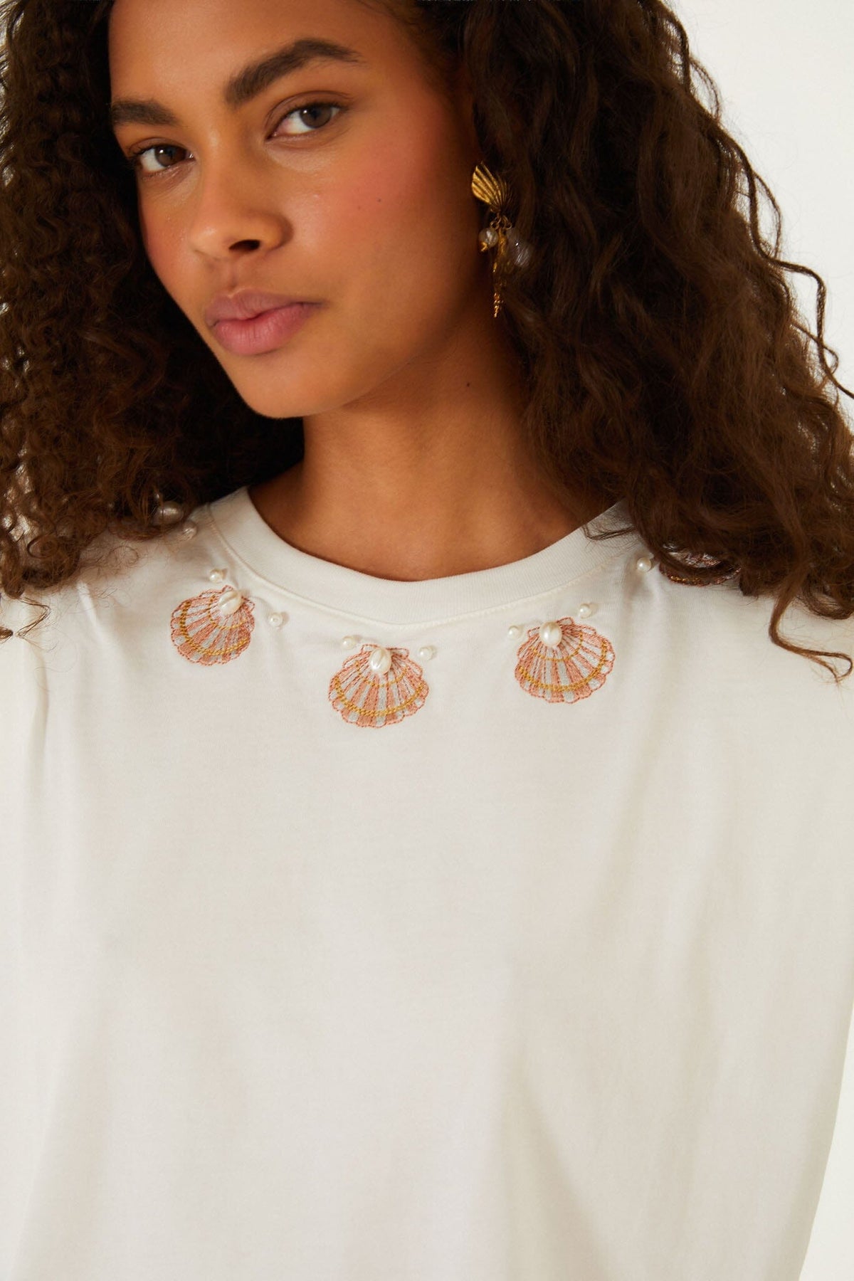 Playera Blanco Hueso con Bordado de Conchas y Hombreras