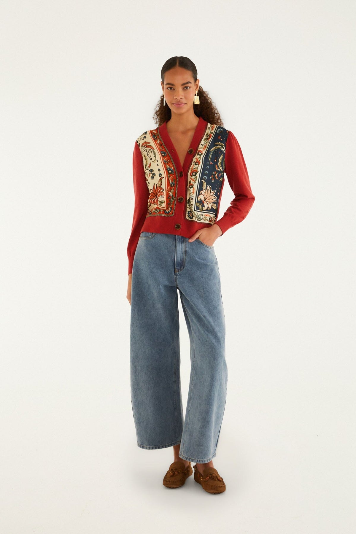Cardigan Tejido Ainika Garden Rojo con Estampado de Pañuelo y Botones
