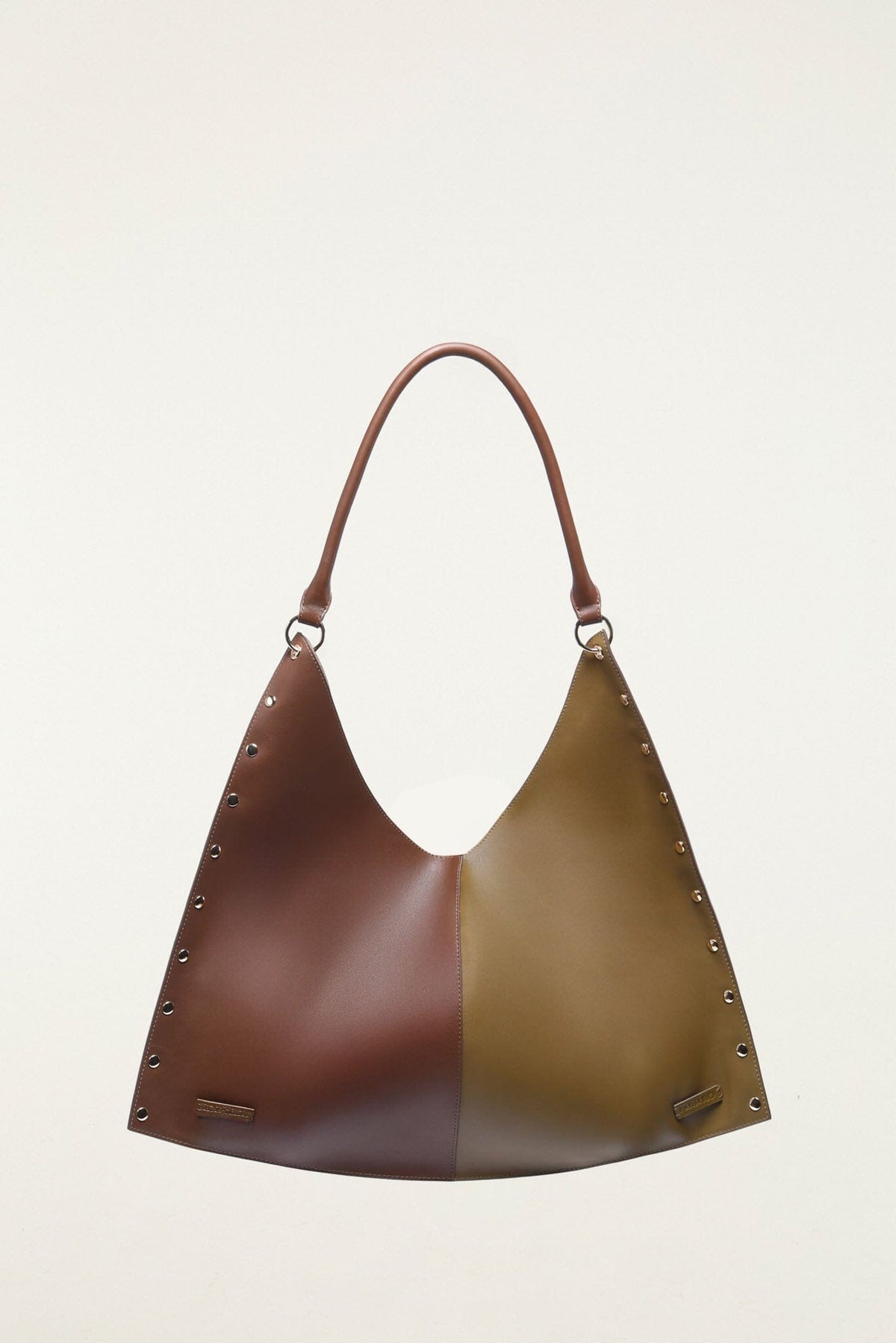 Maxi bolsa de piel con estoperoles